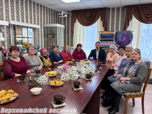На торжественный прием в гостиную Центра традиционной народной культуры были приглашены мастерицы практически из каждого территориального сектора