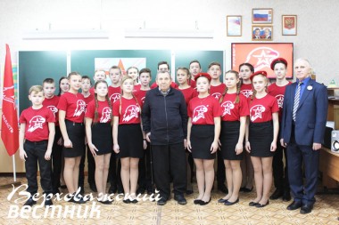 Чушевицкие юнармейцы с Петром Ивановичем, отцом Олега Сухацкого, и Александром Алексеевичем Петуховым, начальником муниципального штаба всероссийской организации