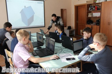Преподаватель Владимир Попов и ребята создают 3D-модель дома Преподаватель Владимир Попов и ребята создают 3D-модель дома