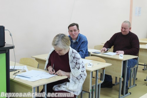 Родители, как и одиннадцатиклассники,  заполняли бланки и выполняли задания экзамена по истории