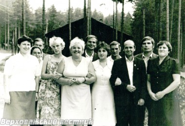 Тамара Павловна Кулижникова с работниками лагерной смены в "Дружбе". Фото 1983 года Тамара Павловна Кулижникова с работниками лагерной смены в "Дружбе". Фото 1983 года