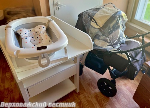 В пункте проката в Верховажье в наличии есть стол для пеленания, ванночка, коляска и кроватка. А в ближайшее время количество предметов расширится