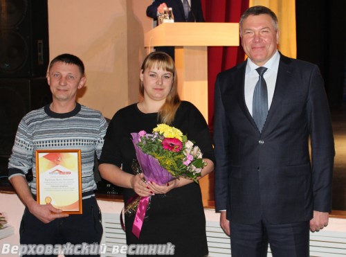 Во время визита в Верховажье 20 марта Олег Кувшинников вручил "Земельный сертификат" семье Борзенковых