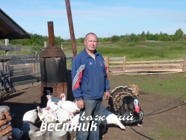 Андрей Перфильев со своей многочисленной живностью.