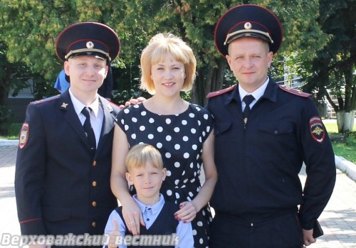 Евгений Бовыкин (справа) с женой и сыном, а также родственником и коллегой – старшим участковым Никольского района Евгений Бовыкин (справа) с женой и сыном, а также родственником и коллегой – старшим участковым Никольского района