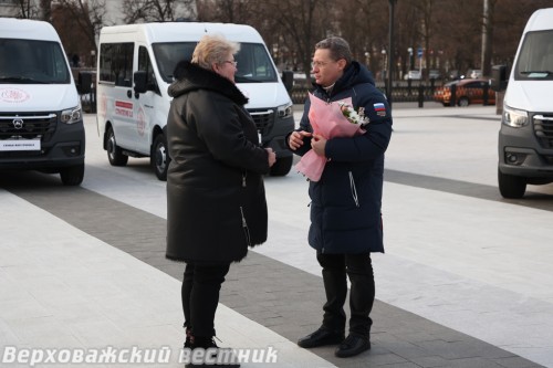 Георгий Филимонов вручает ключи от нового автомобиля нашей землячке Зинаиде Александровне Чашиной