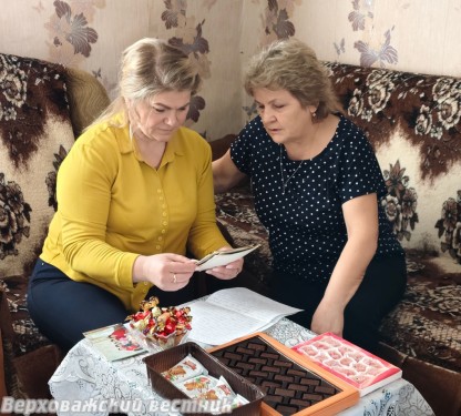 Нина Чертовикова и Зоя Степановна Ботнарь рассматривают семейные фотографии Нина Чертовикова и Зоя Степановна Ботнарь рассматривают семейные фотографии