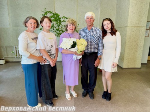 Поздравить с золотой свадьбой супружескую пару Петуховых пришли  дочка и внуки