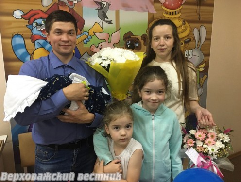 Счастливая семья Кононовых на выписке из родильного отделения по случаю рождения долгожданного сына Мишеньки Счастливая семья Кононовых на выписке из родильного отделения по случаю рождения долгожданного сына Мишеньки