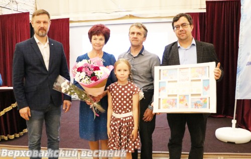 Семья Антуфьевых и глава округа Александр Дубов на торжественном мероприятии в честь Дня семьи, любви и верности 8 июля 2025 года