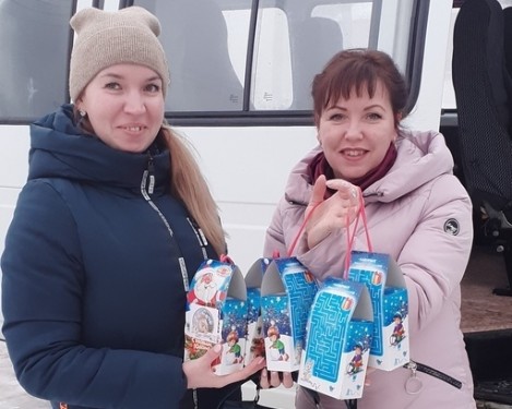Сотрудники кооператива "Доверие" подготовили для маленьких верховажан 170 новогодних подарков Сотрудники кооператива "Доверие" подготовили для маленьких верховажан 170 новогодних подарков