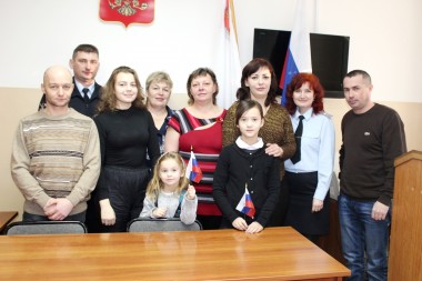 Две семьи из Украины приехали на верховажскую землю еще в 2014 году. Теперь они получили российское гражданство Две семьи из Украины приехали на верховажскую землю еще в 2014 году. Теперь они получили российское гражданство