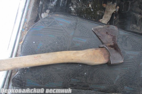 Этим топором обвиняемый ударил пострадавшего,  причинив его здоровью тяжкий вред