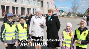 Перед 9 Мая ребята из отряда "Зебра" раздавали прохожим светоотражатели
