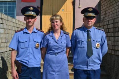 С жезлом и пистолетом на посту зимой и летом