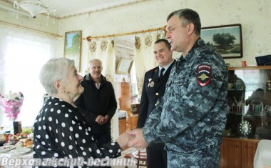 Виктор Николаевич поздравил Л.В. Гусеву с 90-летием. Фото Александры Дружининой Виктор Николаевич поздравил Л.В. Гусеву с 90-летием. Фото Александры Дружининой