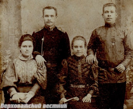 Федор Васильевич и Анна Михайловна Котовы (слева) со своими друзьями Федор Васильевич и Анна Михайловна Котовы (слева) со своими друзьями