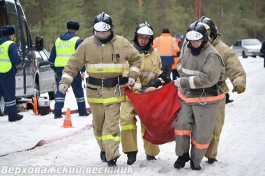 Cпасатели несут в машину скорой помощи одного из "пострадавших" в учебном ДТП