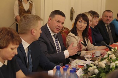 Равноправный диалог за "круглым столом" Равноправный диалог за "круглым столом"