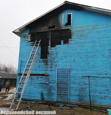 У восьмиквартирного дома в результате пожара пострадала наружная отделка У восьмиквартирного дома в результате пожара пострадала наружная отделка