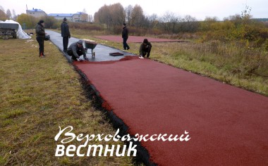 Укладка резиновой крошки на асфальт.