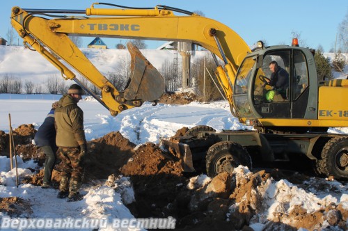 Для устранения прорыва и заморозки воды в Н-Кулое пришлось использовать экскаватор