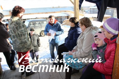 На общем собрании жильцов дома выступил представитель сельской администрации И.Н. Прыгов