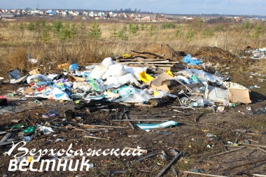 Одна из многочисленных куч мусора на берегу Ваги портит вид на деревню Сомицыно. Одна из многочисленных куч мусора на берегу Ваги портит вид на деревню Сомицыно.