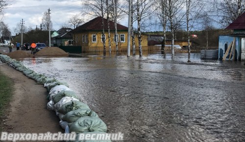 Перекресток улиц Первомайская и Луначарского во время разлива Ваги в мае 2020 года