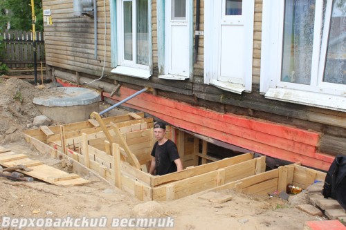 После длительных споров выгребную яму дома номер 1 по улице Школьной стали ремонтировать, сделана опалубка с арматурой
