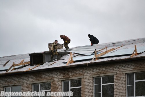 Рабочие трудятся с раннего утра и до наступления темноты. Но результат не радует