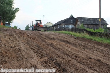 Сразу после дождя на улицы райцентра вышла дорожная техника. Грейдер "Теплосети" работает на улице Советской Армии