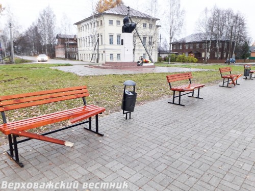 Три из четырех скамеек на Набережной повреждены неизвестными хулиганами