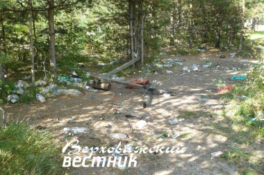 В нескольких метрах от этого безобразия — поклонный крест.