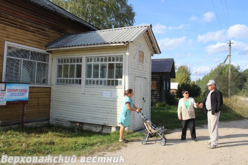 В сентябре на встречу с корреспондентом "ВВ"  по поводу закрытия магазина собрались местные жители, среди которых многодетная мама, пенсионеры и дачники