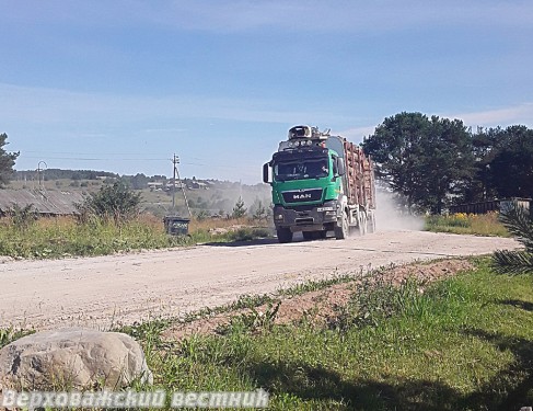 В теплое, сухое время года улица Набережная на Каменке зачастую закрыта пылевой завесой В теплое, сухое время года улица Набережная на Каменке зачастую закрыта пылевой завесой