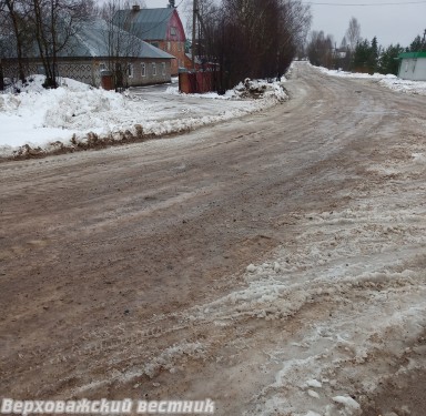В центре Морозова дорогу подсыпали и прикатали
