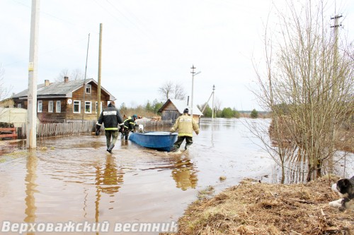 Верховажские спасатели дежурят у мест подтопления, оказывая местным жителям  помощь в эвакуации и доставке продовольствия