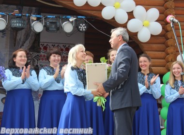 Благодарность Губернатора преподавателю Детской школы искусств, руководителю камерного женского хора "Вдохновение" Ольге Шиловой вручил представитель правительства области, заместитель начальника Департамента дорожного хозяйства и строительства Н.П. Гузил