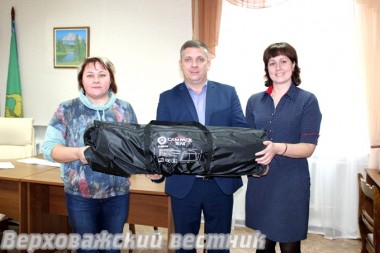 Дина Рудакова, руководитель СКПК "Доверие" подарила отделу по делам молодежи шатер для мероприятий на свежем воздухе. Дина Рудакова, руководитель СКПК "Доверие" подарила отделу по делам молодежи шатер для мероприятий на свежем воздухе.