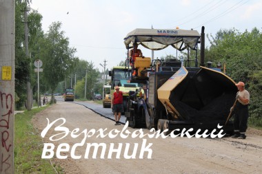 Дорожники укладывают первый слой асфальта на улице Стебенева в Верховажье