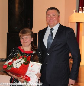 Елена Гудкова с заслуженной наградой и О.А. Кувшинников Елена Гудкова с заслуженной наградой и О.А. Кувшинников