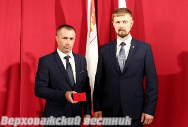 Глава района Александр Дубов поздравил вновь избранного главу Верховажского поселения Андрея Макаровского Глава района Александр Дубов поздравил вновь избранного главу Верховажского поселения Андрея Макаровского