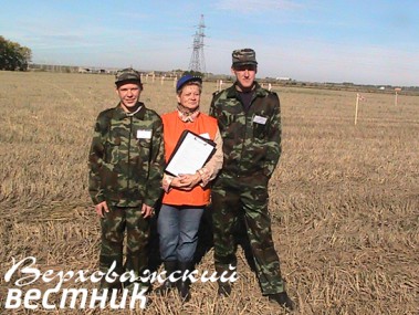 Ирина Румянцева с верховажскими участниками   XV областного конкурса пахарей Алексеем Ширяевским   и Александром Хромцовым.