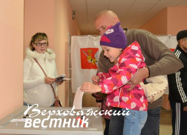 Многие пришли на избирательный участок вместе с детьми: воспитание гражданской ответственности начинается в семье.