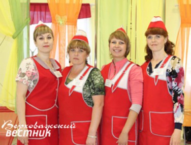 Продавцы и заведующая магазина "Настоящий вологодский продукт"