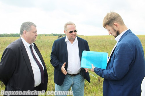 Совещание по поводу строительства новой больницы заместитель Губернатора Олег Васильев (в центре) и глава района Александр Дубов провели прямо в поле