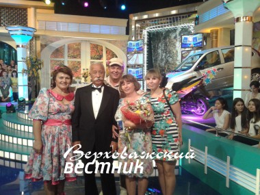 Только 30 секунд было у участников, чтобы сфотографироваться в 4-й студии Останкино   с Леонидом Якубовичем. Ирина с друзьями успела!