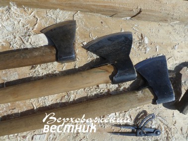 Топоры, воссозданные реставраторами по историческим образцам.