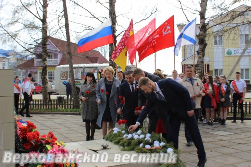 Цветы к памятнику погибшим в годы войны верховажанам возложили руководители Верховажского района и представители вельской делегации – глава района Дмитрий Дорофеев и депутат областного собрания Виктор Шерягин